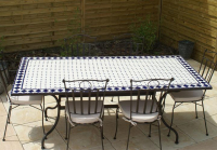 Table jardin mosaïque en fer forgé Table jardin mosaique rectangle 140cm en céramique Blanche et ses losanges en céramique bleue