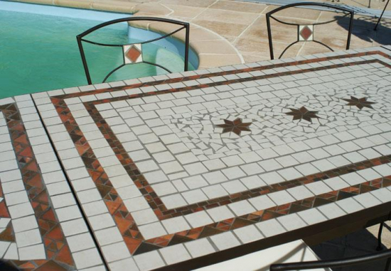 Table jardin mosaïque en fer forgé Table jardin mosaique rectangle 140cm en céramique Blanche 2 lignes et ses 3 étoiles en  Argile cuite