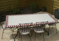Table jardin mosaïque en fer forgé Table jardin mosaique ovale 300cm (table rectangle plus consoles) Céramique Blanche et ses losanges en Céramique Rouge