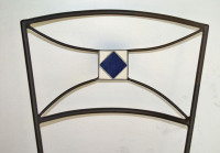 Fauteuil en fer forgé plein avec sa mosaïque en céramique Blanche et  Bleue