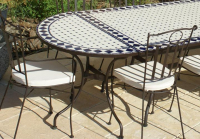 Table jardin mosaïque en fer forgé Table jardin mosaique ovale 300cm (table rectangle plus consoles) Céramique Blanche et ses losanges en Céramique Bleue