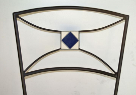Chaise en fer forgé plein et mosaïque en Céramique blanc et losange Céramique Bleue
