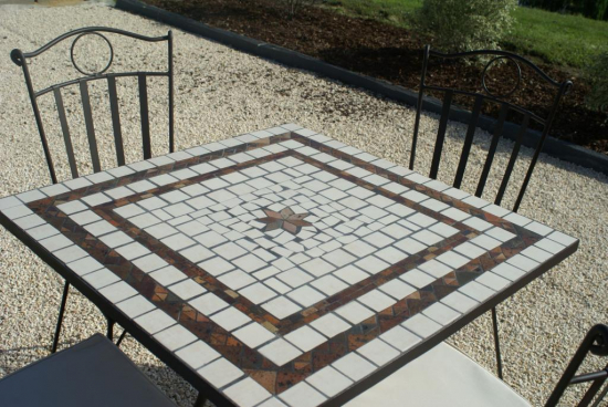 Table jardin mosaïque en fer forgé Table jardin mosaique carrée 90 cm x 90 cm Céramique blanches 2 lignes et son étoile en Argile cuite