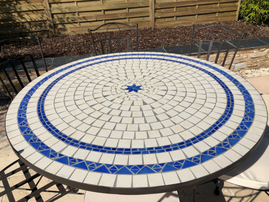 Table jardin mosaïque en fer forgé Table jardin mosaique ronde 110cm Céramique blanche 2 lignes 1 étoile Céramique Bleue