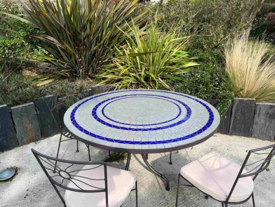 Table jardin mosaïque en fer forgé Table jardin mosaique ronde 130cm Céramique Grise 3 Lignes et en céramique Bleue